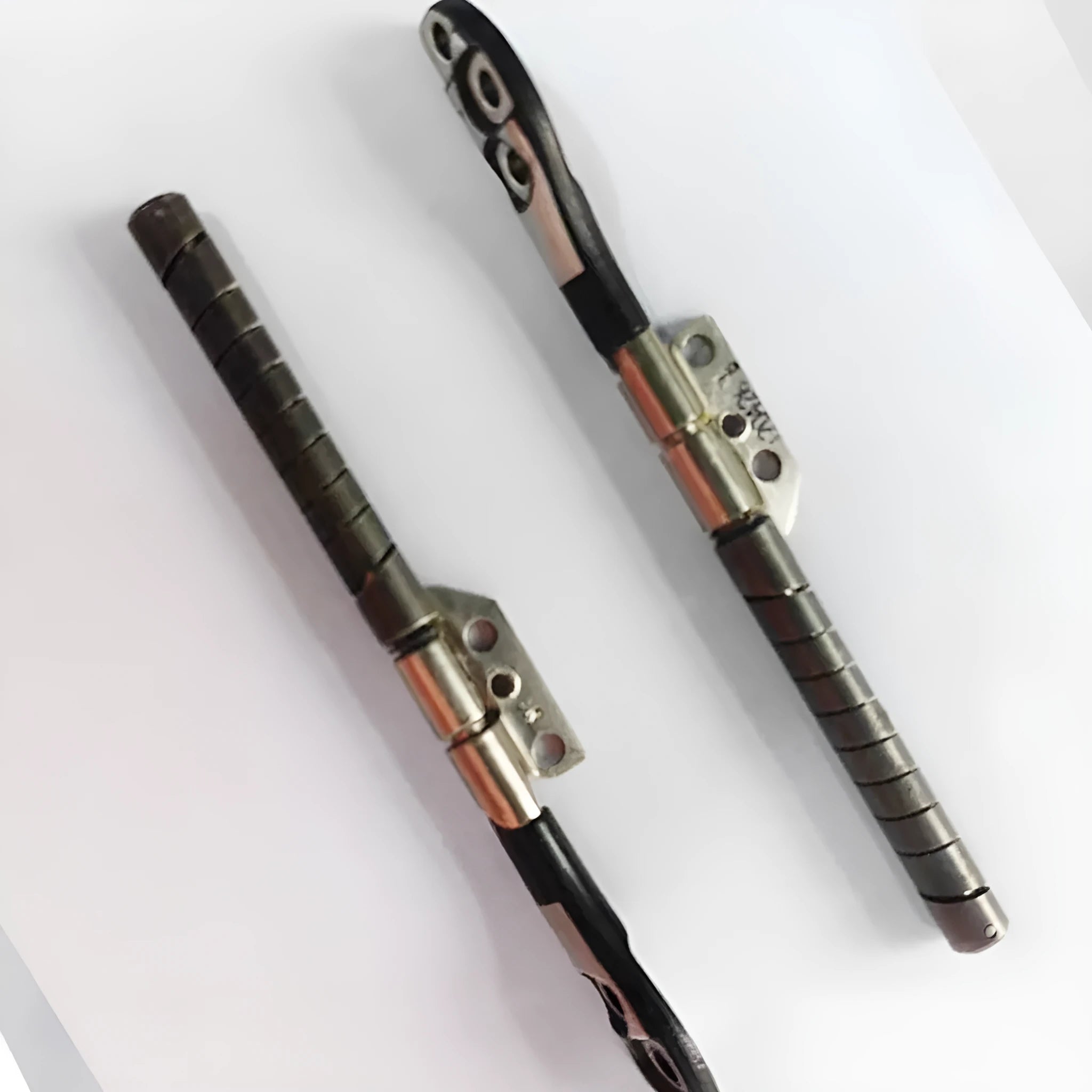 A1286 rotating screen shaft for 15-inch MacBook Pro repair in foam paper box.