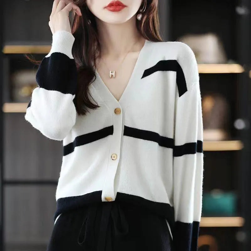 Women's V-neck knitted cardigan with 3D striped pattern in slim fit design