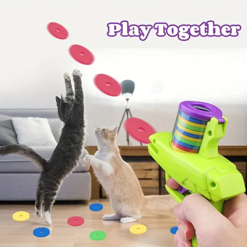 Battery-free interactive cat toy launcher with foam discs in green or purple colour