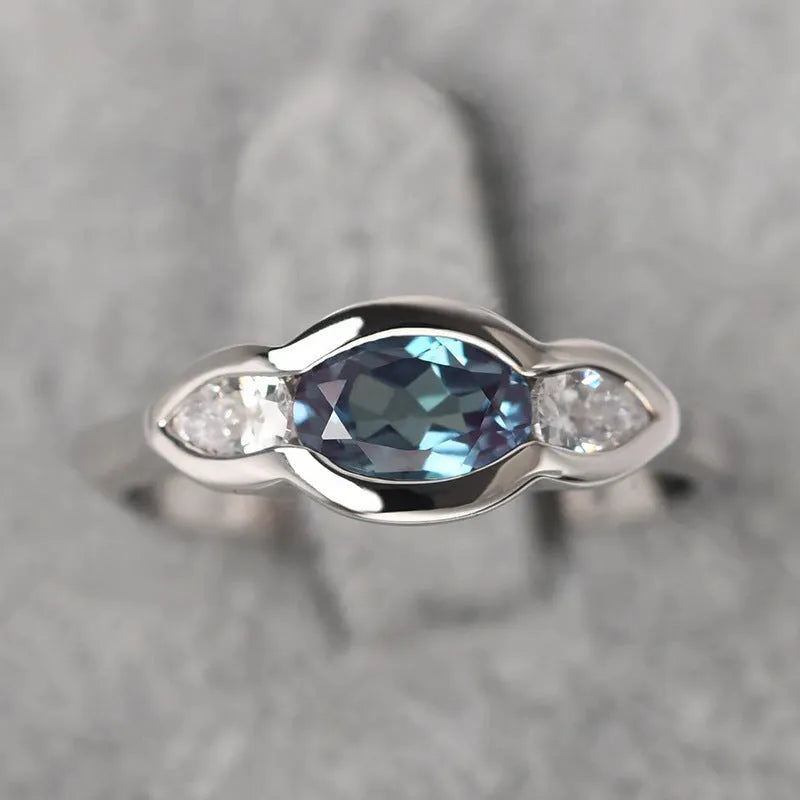 Women's geometric ellipse ring with inlaid zircon stone in white gold colour
