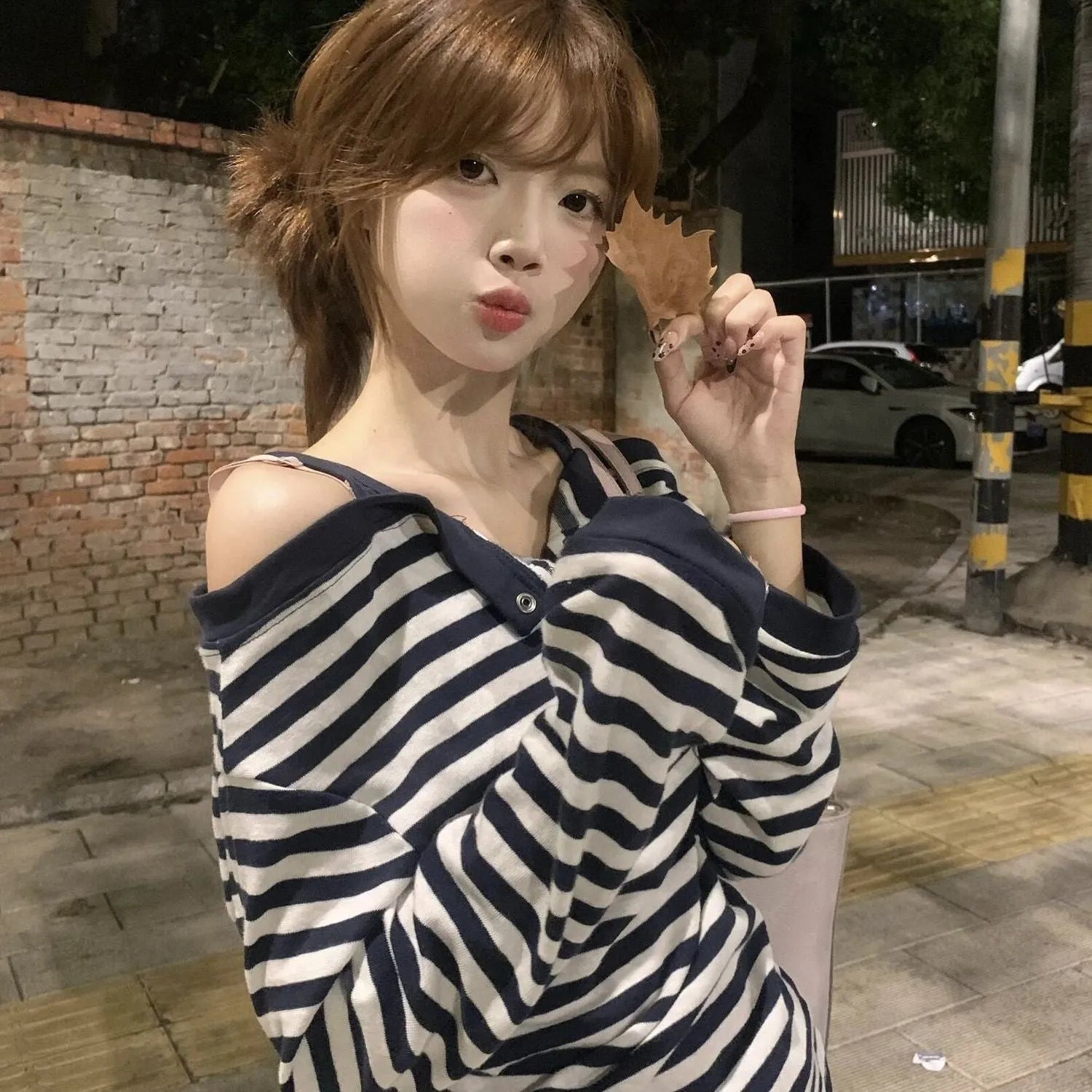 Dark blue Korean-style oversized women's T-shirt with long sleeves, stripe patterns and embroidery details