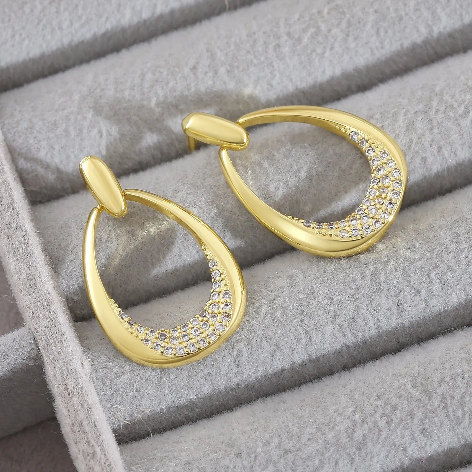 Yellow gold geometric drop-shaped women's earrings with round and oval elements measuring 2.6cm