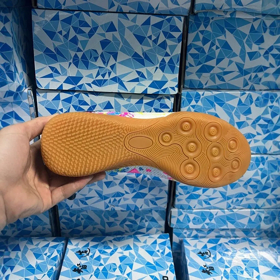 Adult football boots with replaceable screw-in studs and rubber anti-slip outsole in low-top design