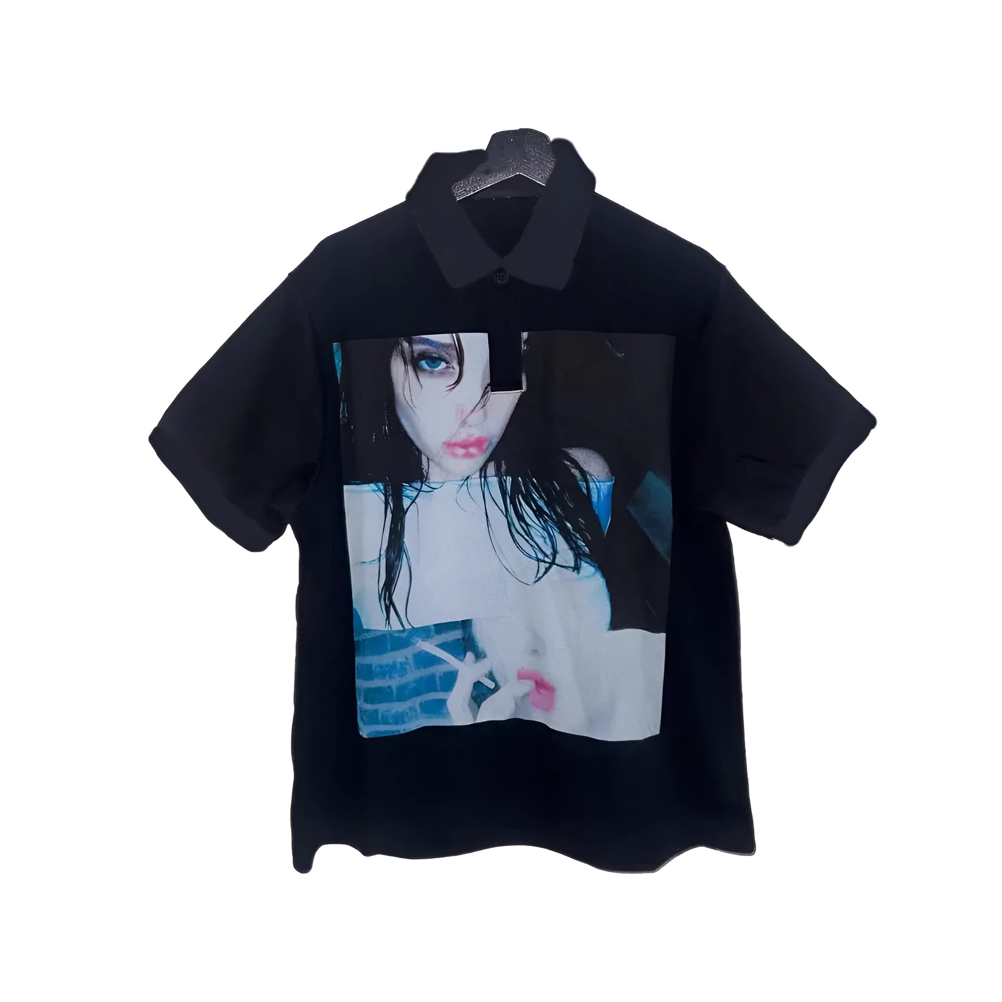 Short-sleeved printed polo shirt in polyester on a model, showing straight cut and collar.