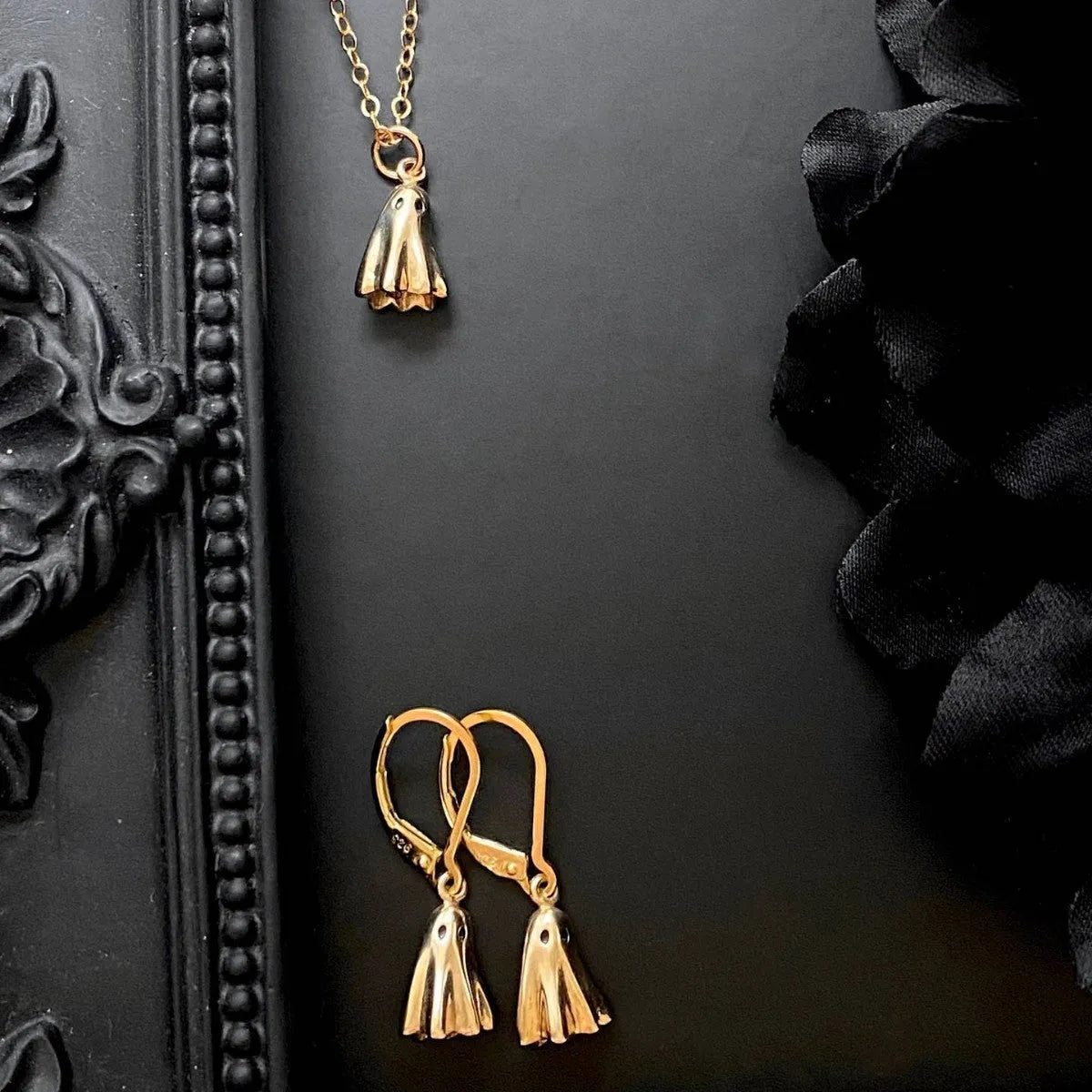 Stainless steel ghost pendant necklace with electroplated titanium steel centrepiece on twisted chain