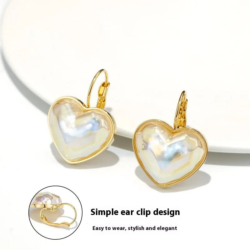 Gold-coloured women's alloy ear clip with natural style and metal decorative details.