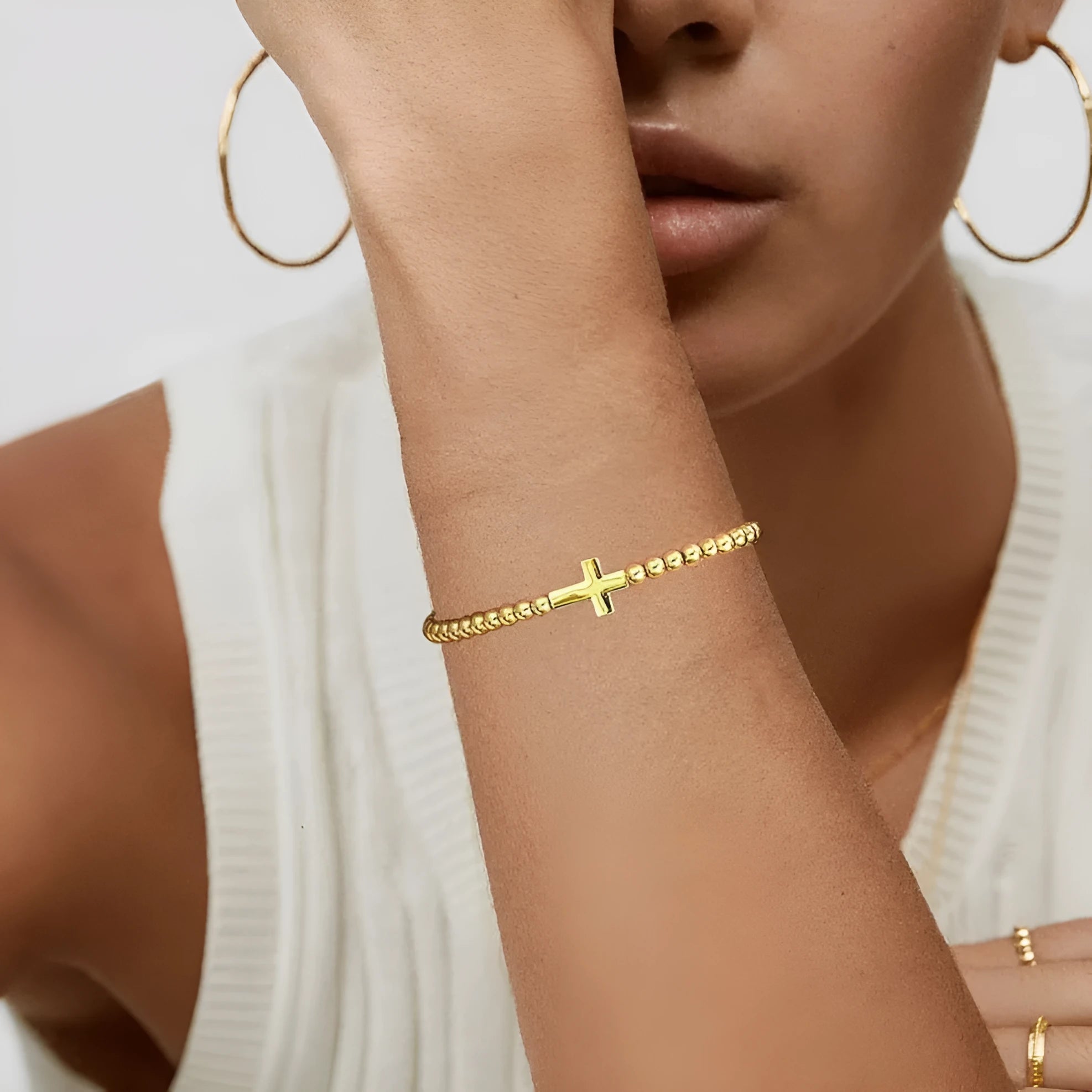 Women's adjustable stainless steel beaded bracelet with round geometric elements in six colour style options