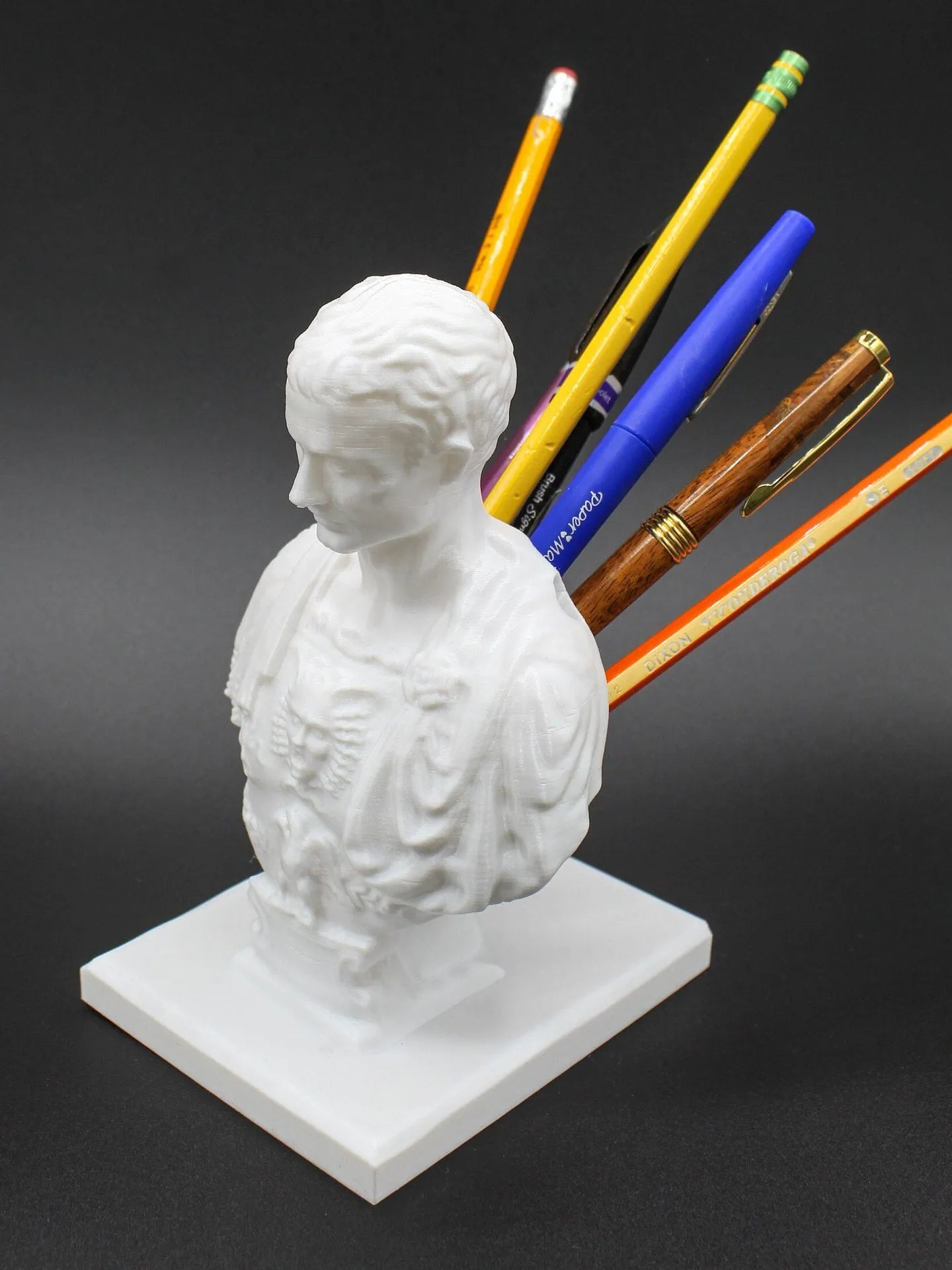 White American character modelling pen holder in synthetic resin for desk organisation