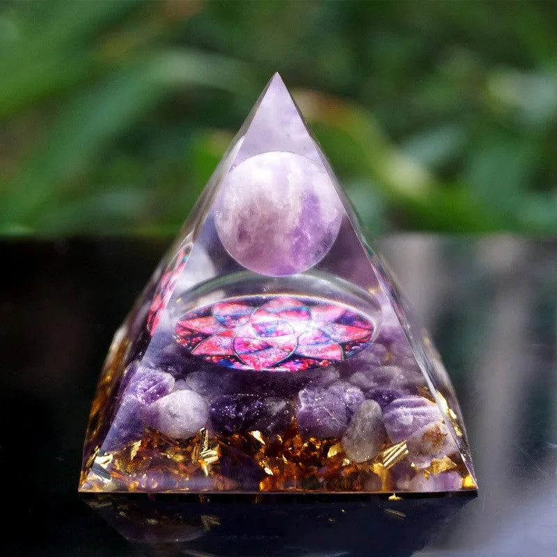 Geometric pyramid resin ornament with crystal gravel in clear epoxy, 6cm decorative piece