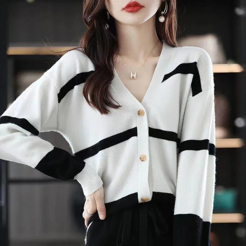 Women's V-neck knitted cardigan with 3D striped pattern in slim fit design