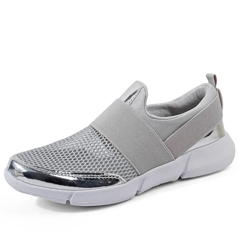 Women's low-top casual sneakers in a colour-block design with a breathable mesh interior.