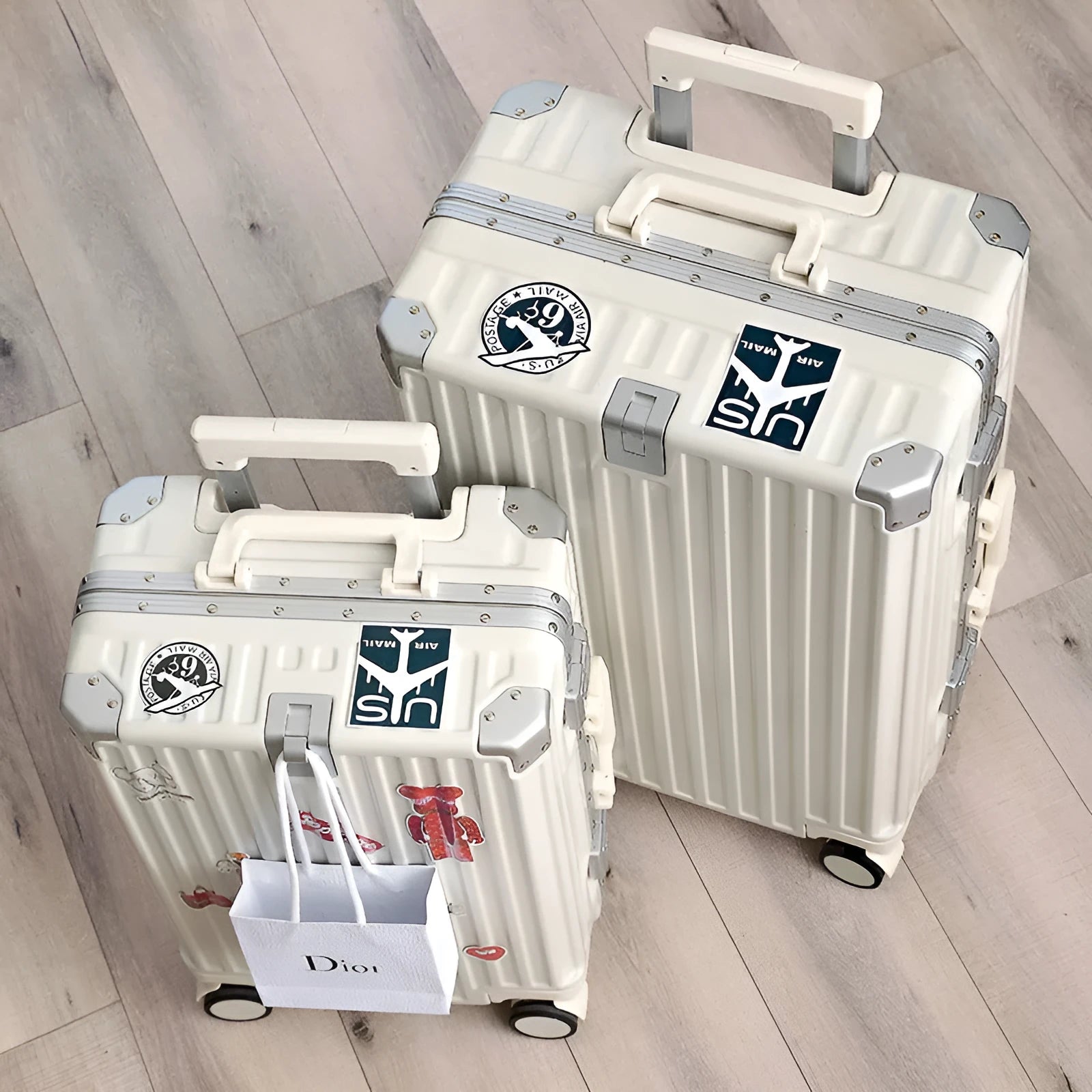 Aluminium frame luggage case in ABS PC material with universal wheels and organisational compartments