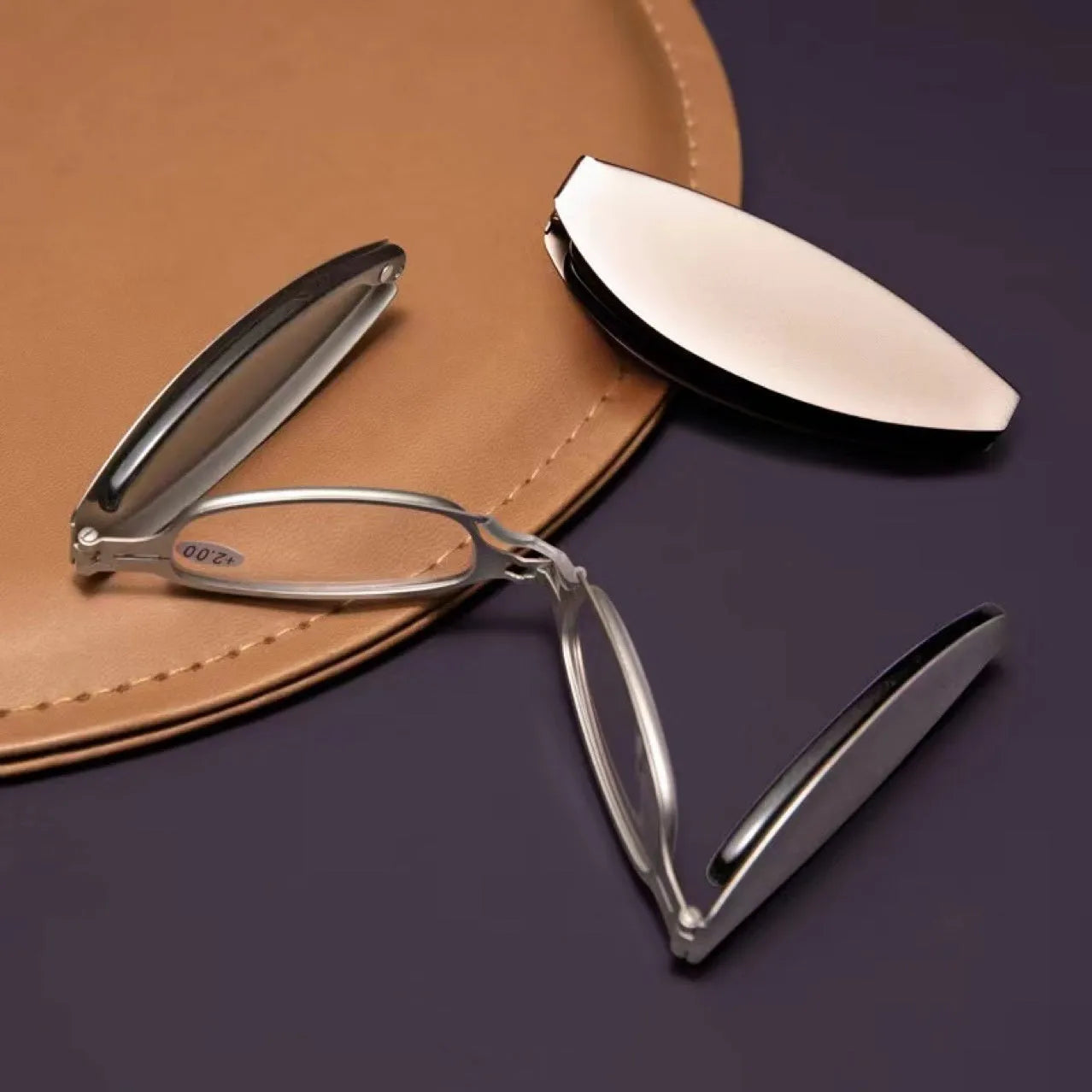 Retro folding pocket presbyopic glasses for men in black or silver frame with anti-fall design