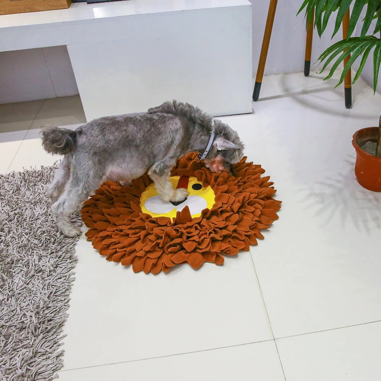Brown lion pattern Yizhiwen snuffle mat for dogs and cats, measuring 33cm long.