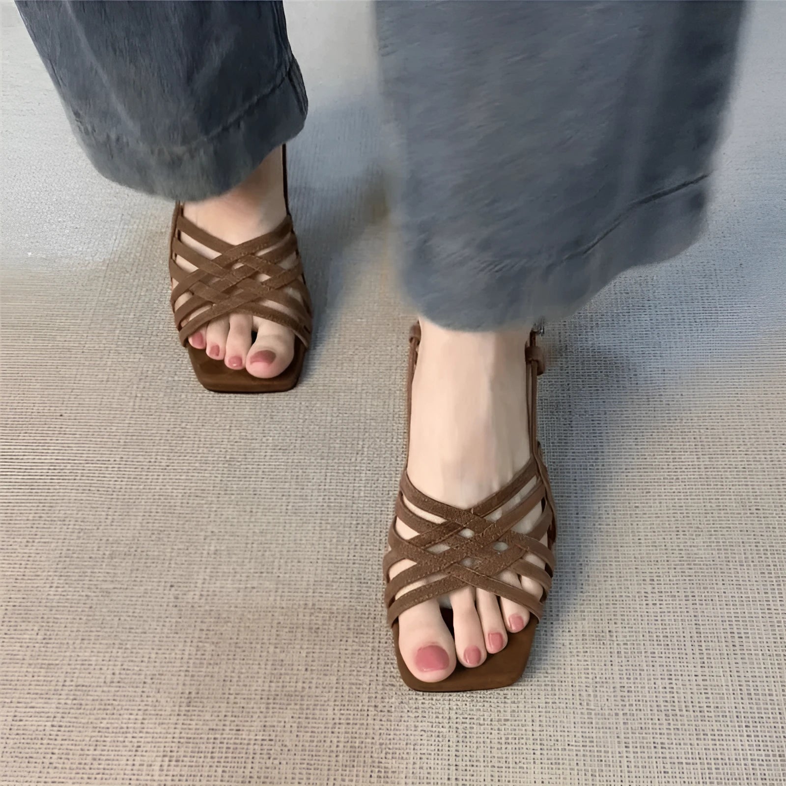 Women's retro light brown high heel sandals with cross-straps and ankle buckle on a 3-6cm block heel