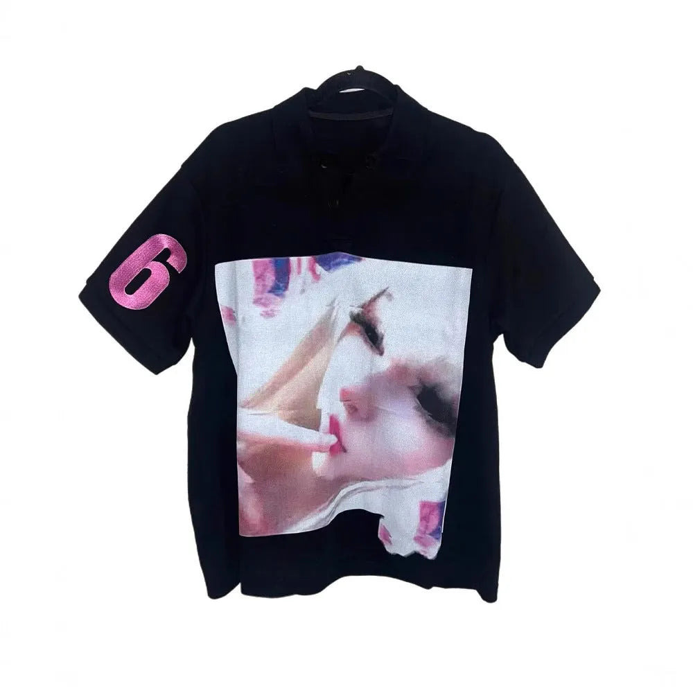 Short-sleeved printed polo shirt in polyester on a model, showing straight cut and collar.