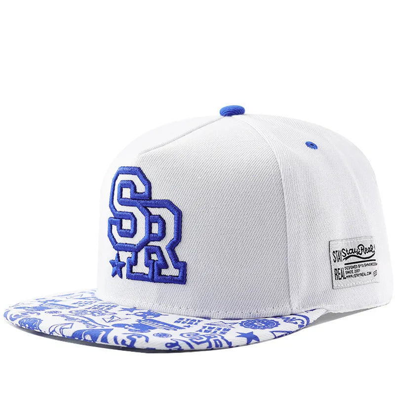 Adjustable cotton baseball hat with letter embroidery in black or white colours
