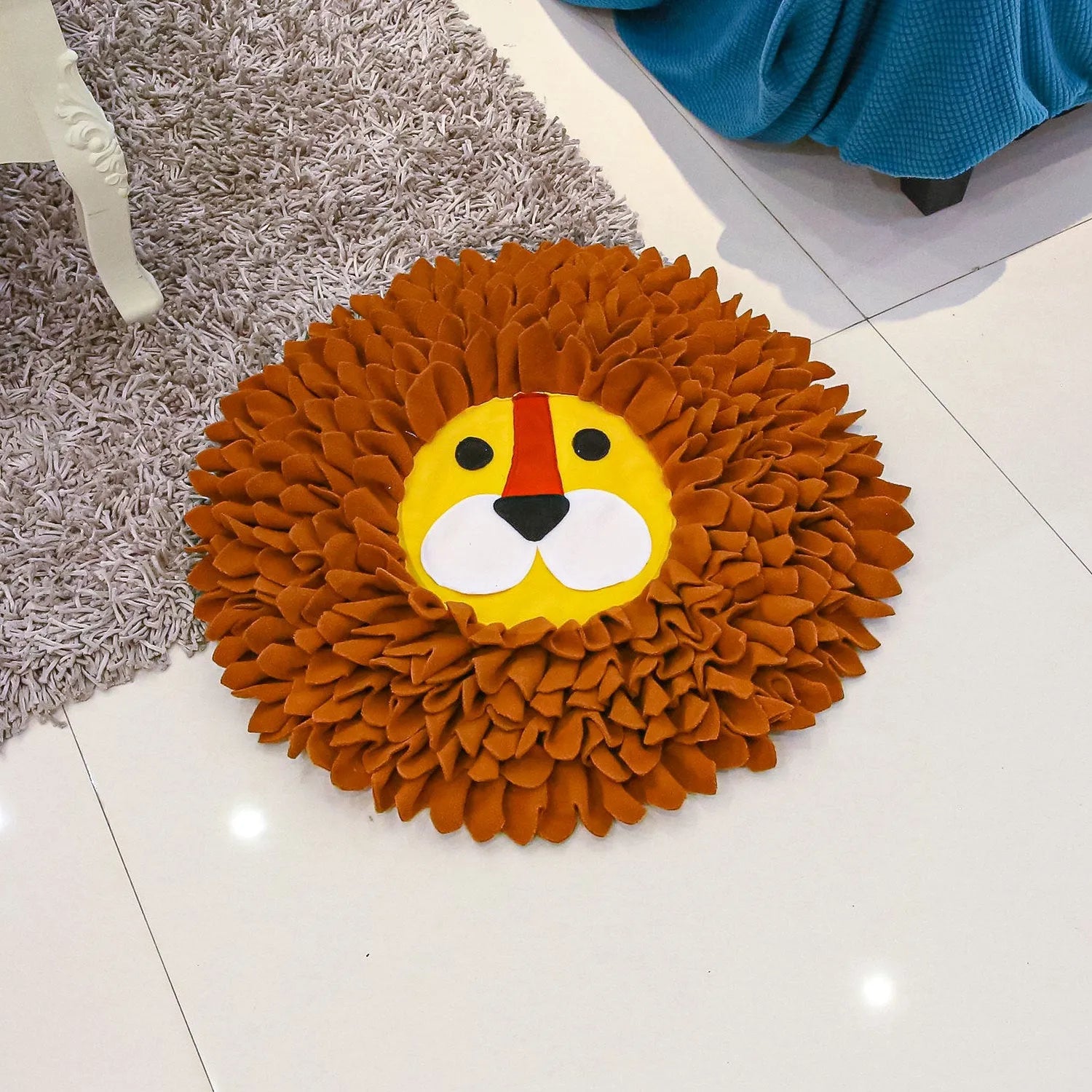 Brown lion pattern Yizhiwen snuffle mat for dogs and cats, measuring 33cm long.