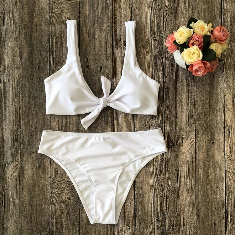 Women's solid colour bikini swimsuit set with matching bra top and bottom in polyester fabric