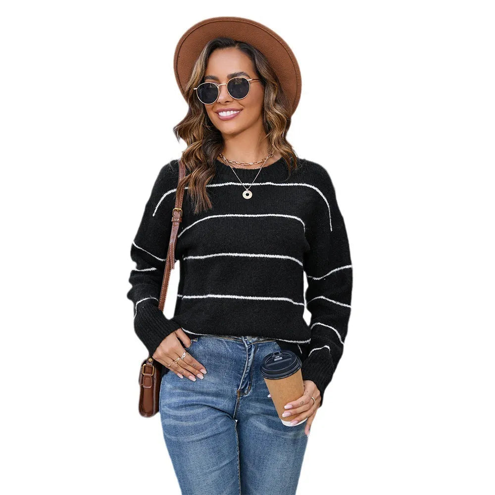 Striped women's pullover sweater with round neck and loose fit in black and white colours
