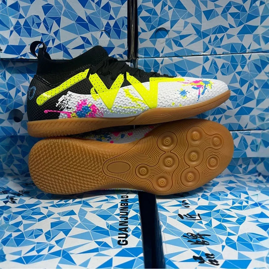 Adult football boots with replaceable screw-in studs and rubber anti-slip outsole in low-top design