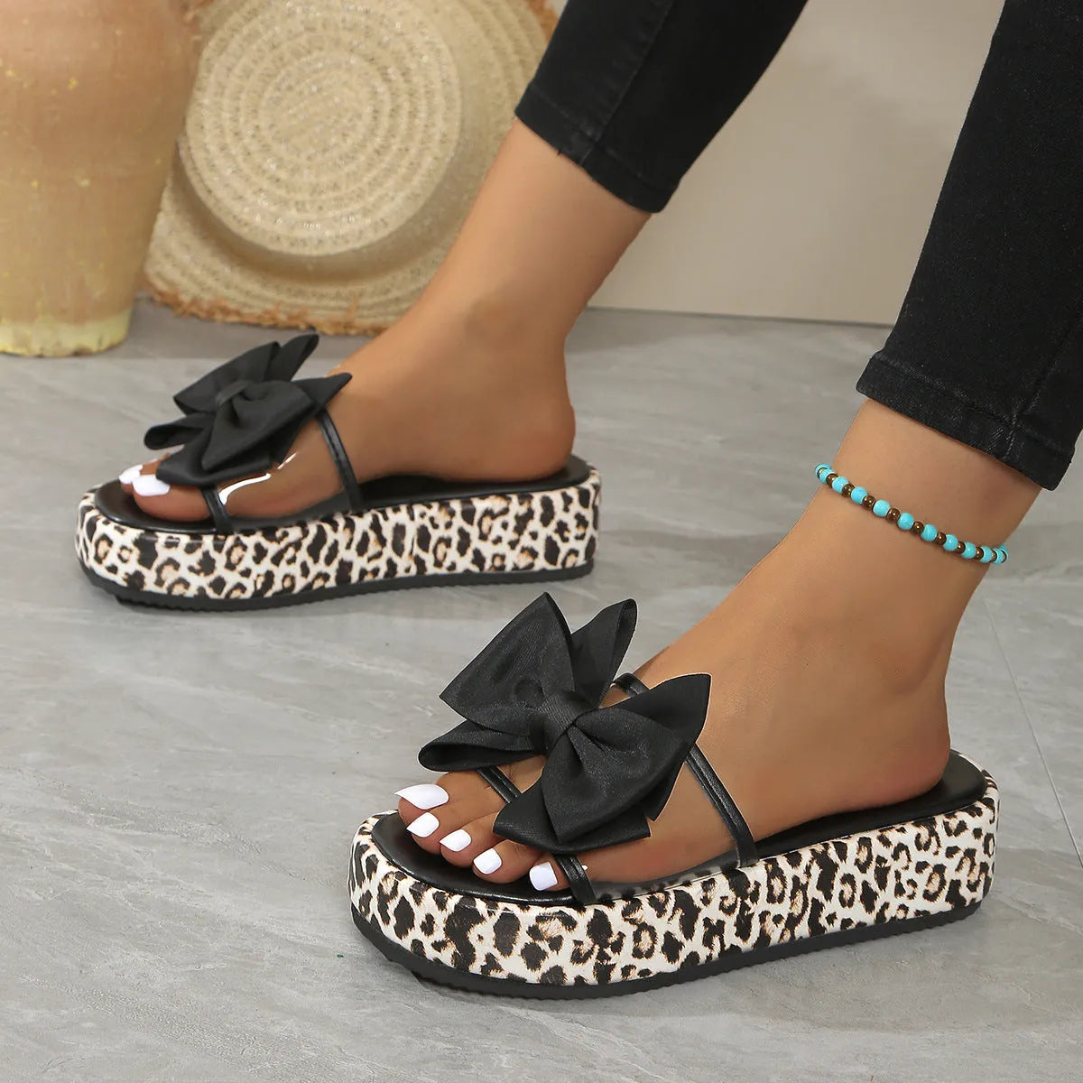 Leopard print thick sole women's beach slippers in black and white with round toe.