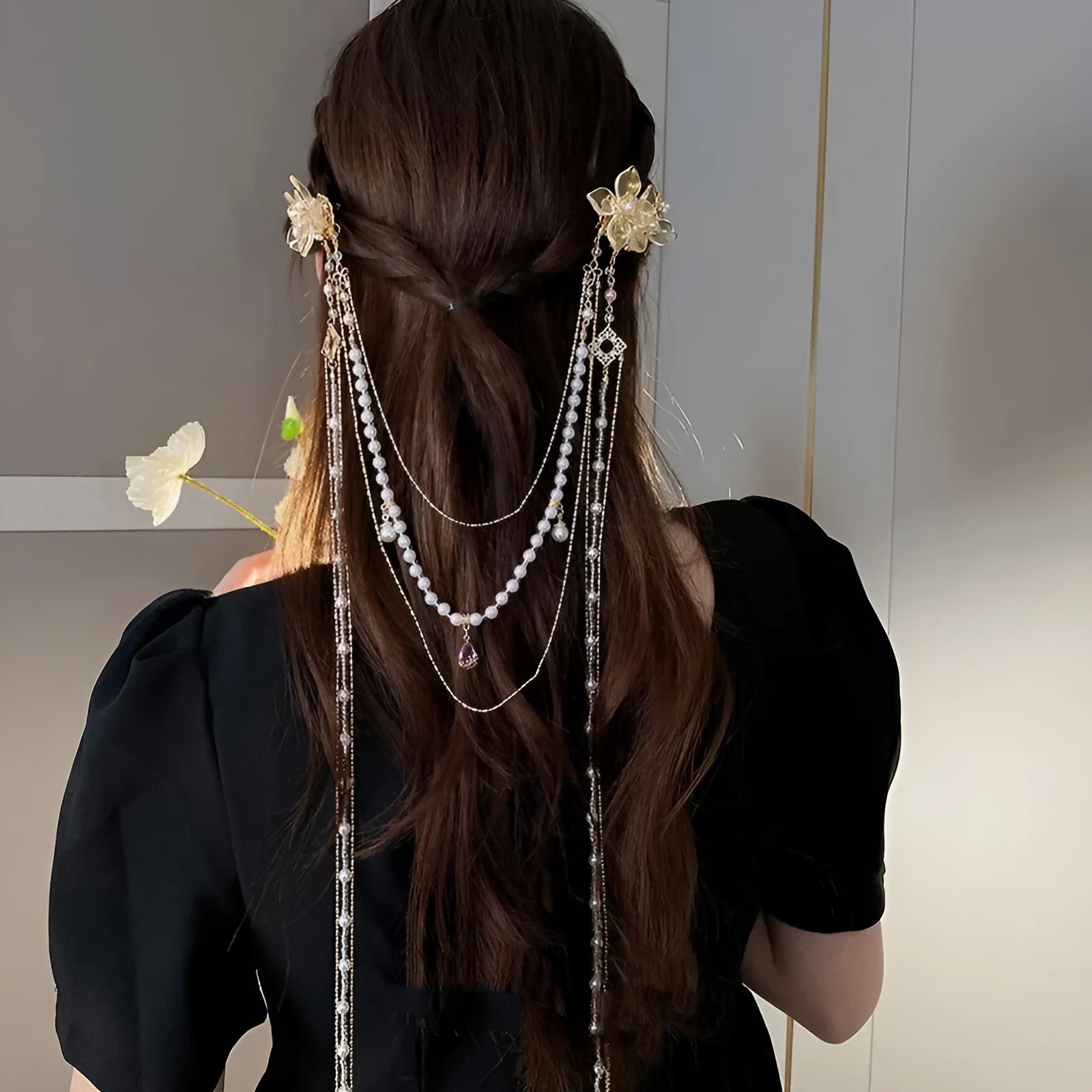 Gold women's hairpin with pearl diamond flower decoration and long acrylic tassel.