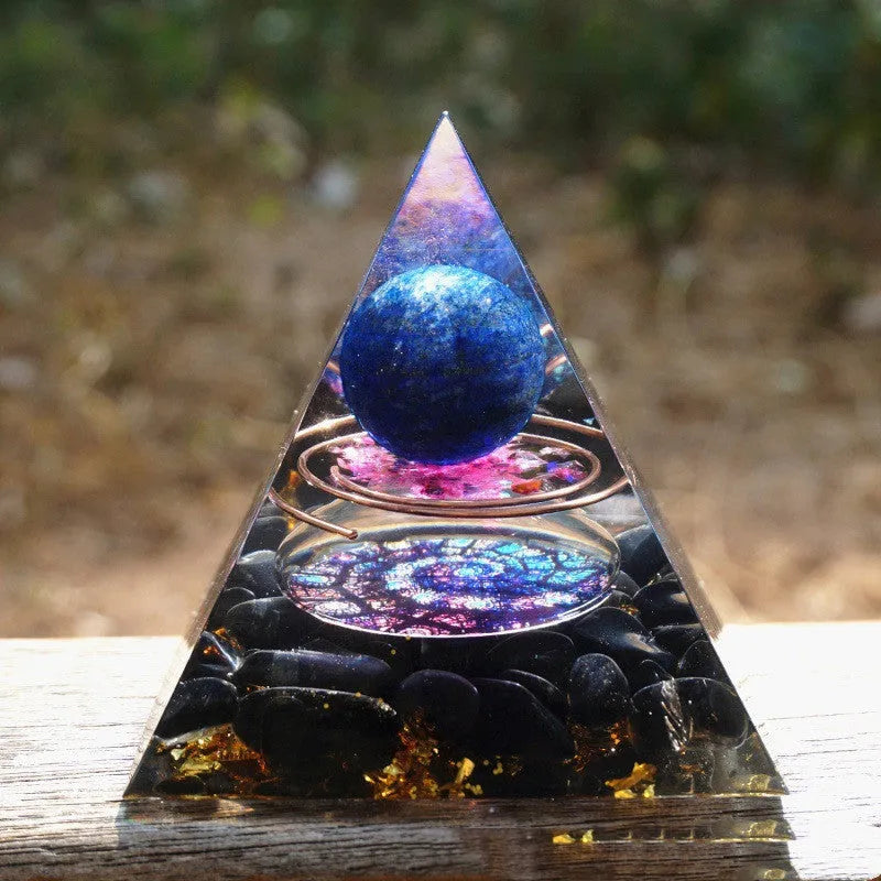 Geometric pyramid resin ornament with crystal gravel in clear epoxy, 6cm decorative piece