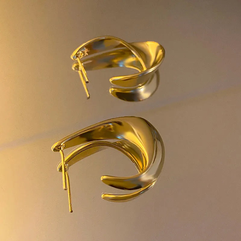 Geometric round metal earrings with twisted design in gold electroplated finish