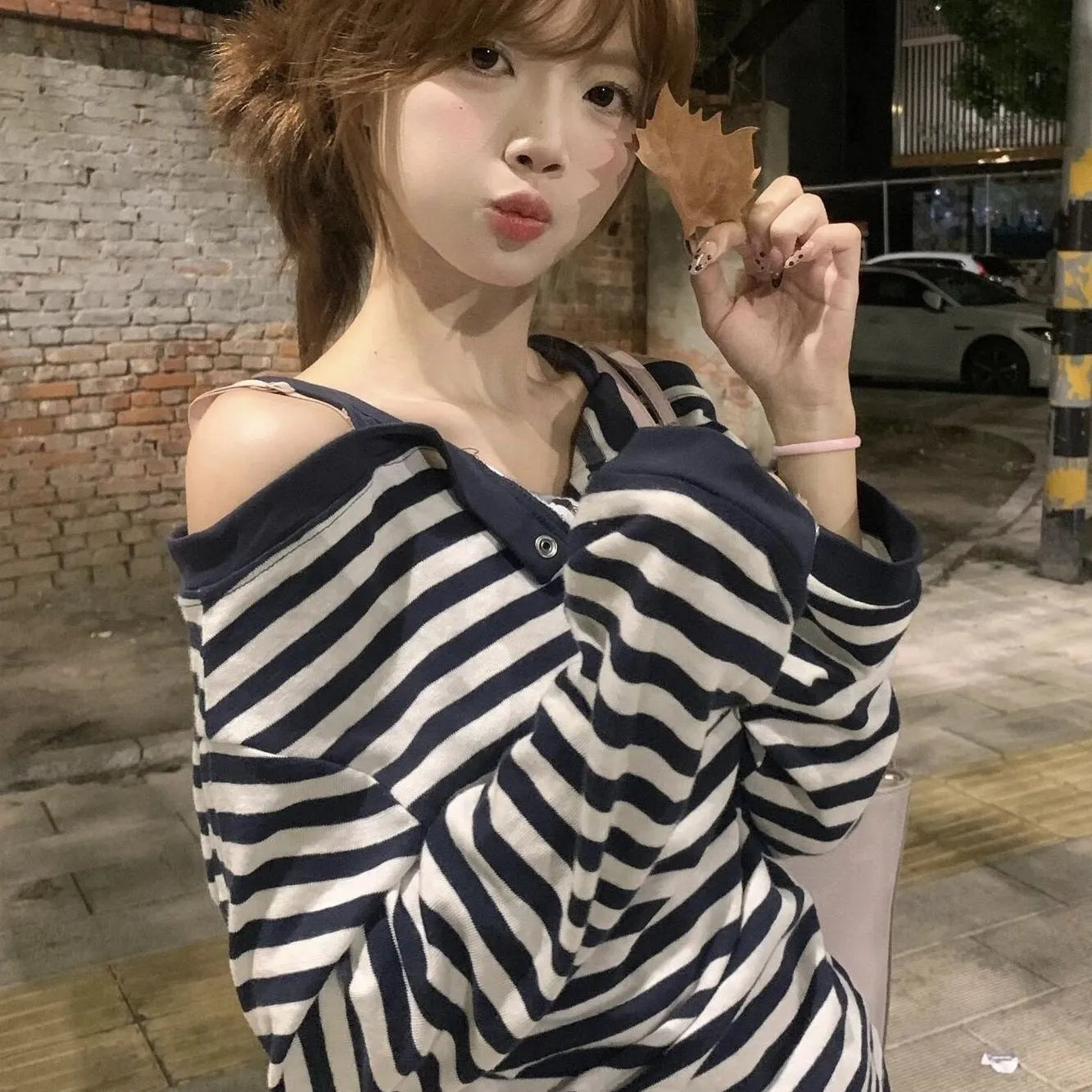 Dark blue Korean-style oversized women's T-shirt with long sleeves, stripe patterns and embroidery details
