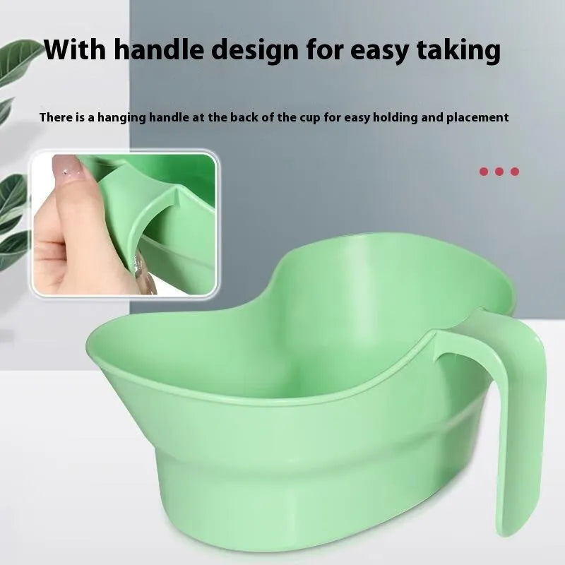 Green plastic gargle cup for bedridden elderly nursing care