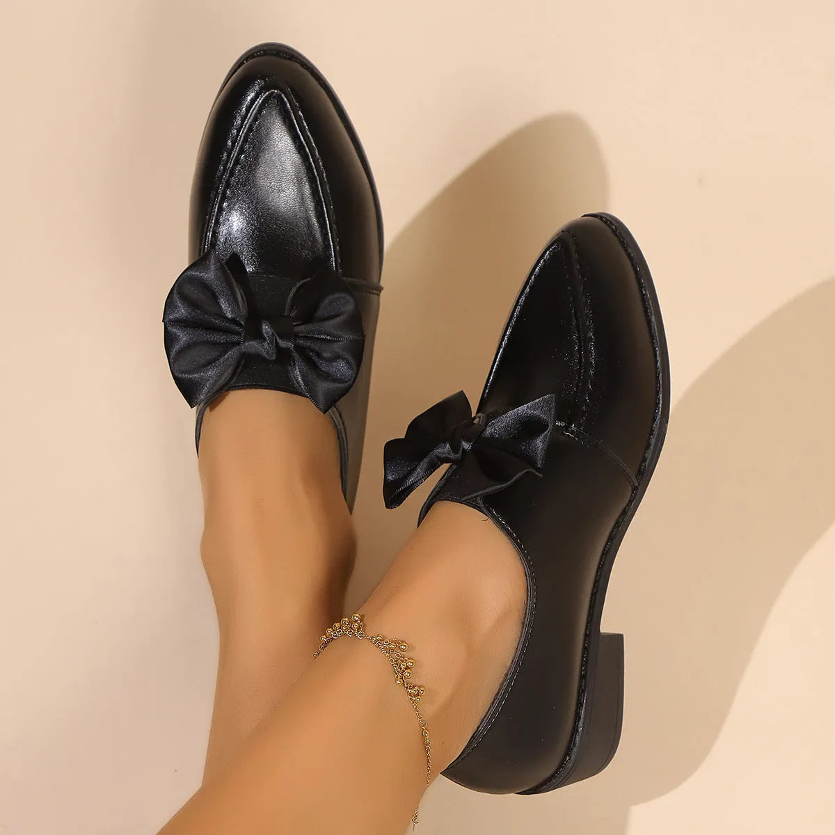 Women's British-style leather shoes with bow decoration and pointed toe