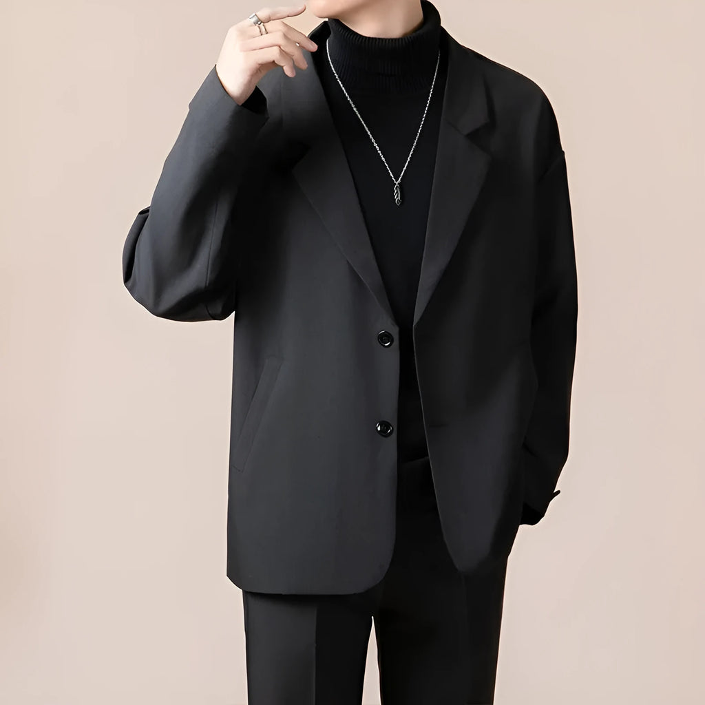 Men wearing a loose fit black chemical fiber blend suit jacket with long sleeves and light business style