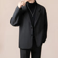 Men wearing a loose fit black chemical fiber blend suit jacket with long sleeves and light business style