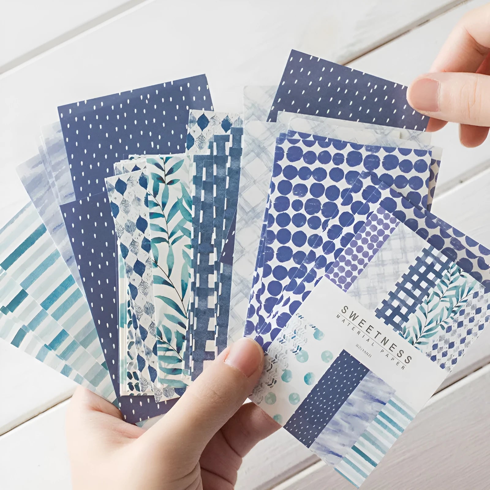 Fifty pieces of small, coloured retro note paper in dessert shades like caramel puff and pineapple soda.