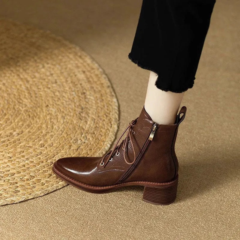Black women's pointed-toe ankle boots with a PU upper and a 5.5cm heel on a plain background.