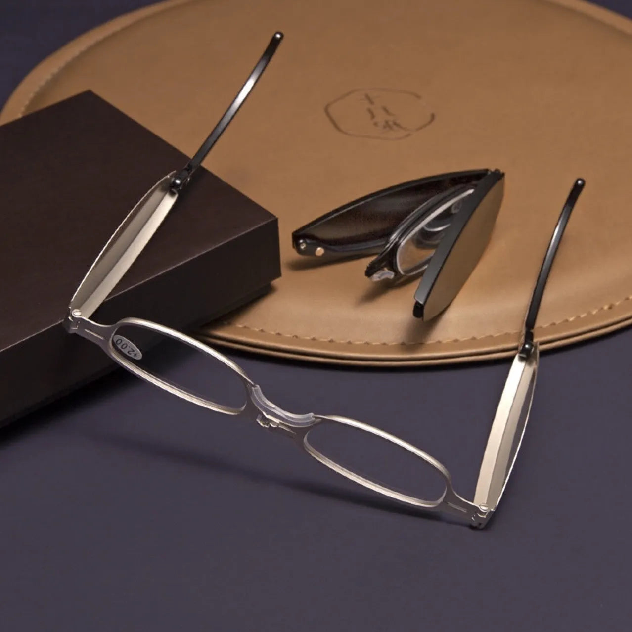 Retro folding pocket presbyopic glasses for men in black or silver frame with anti-fall design