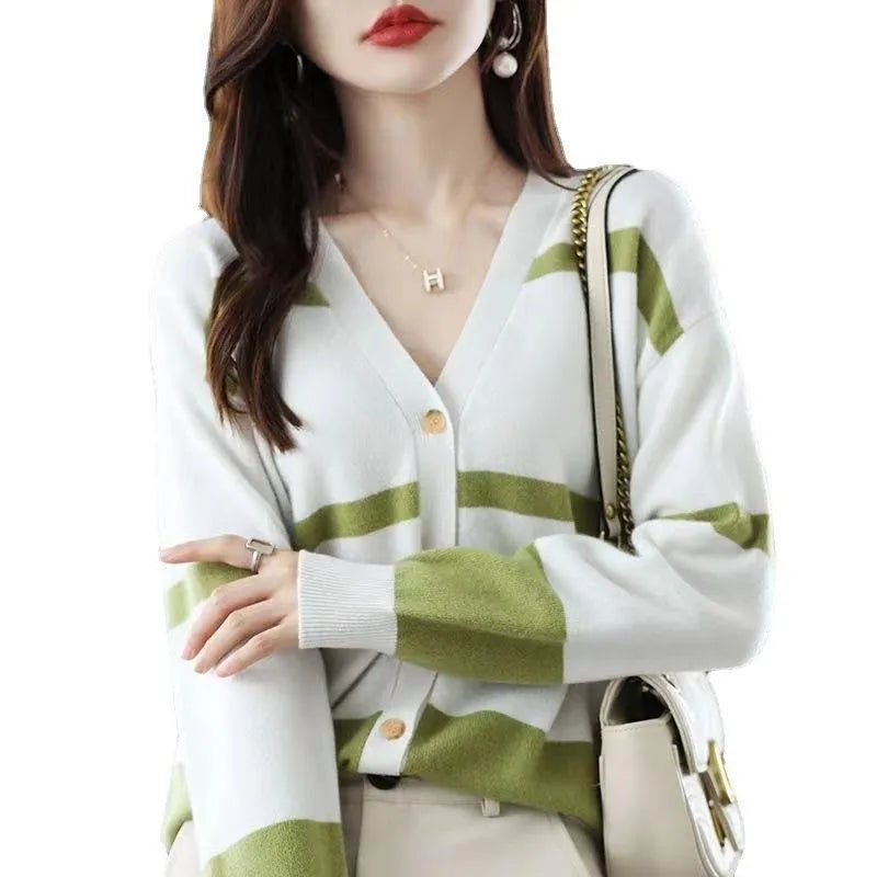 Women's V-neck knitted cardigan with 3D striped pattern in slim fit design