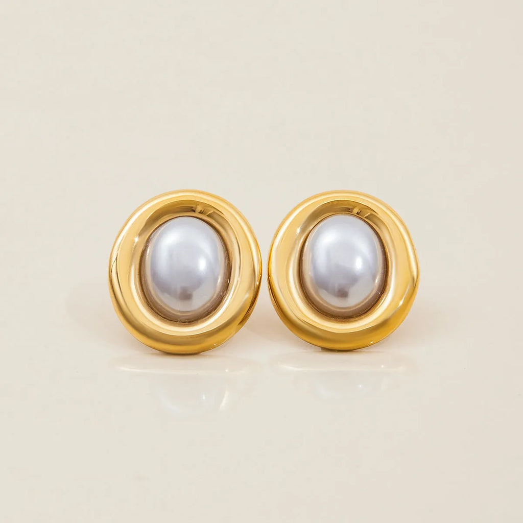 A pair of stainless steel vintage pearl stud earrings with an electroplated finish in colour JDE0305051.