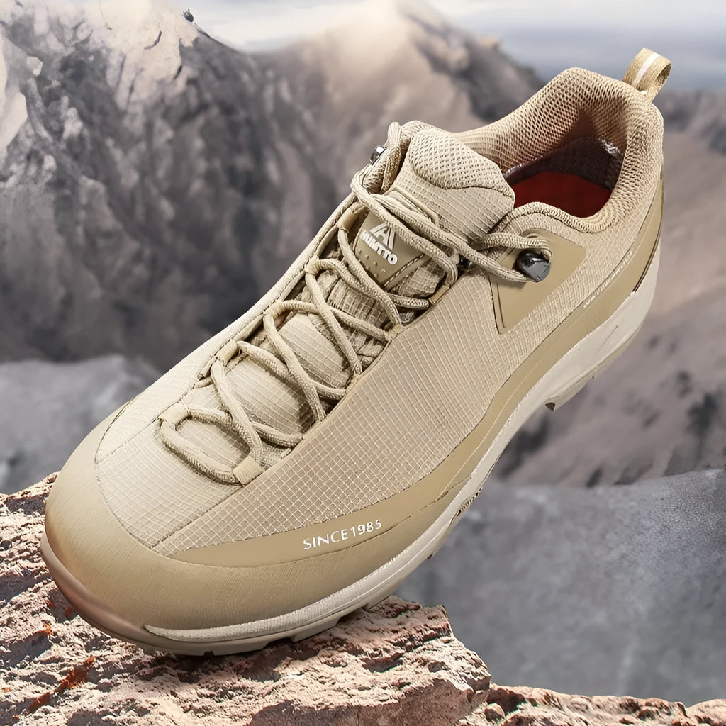 Men's low-top mountain climbing shoes with lace-up front and leather mesh upper