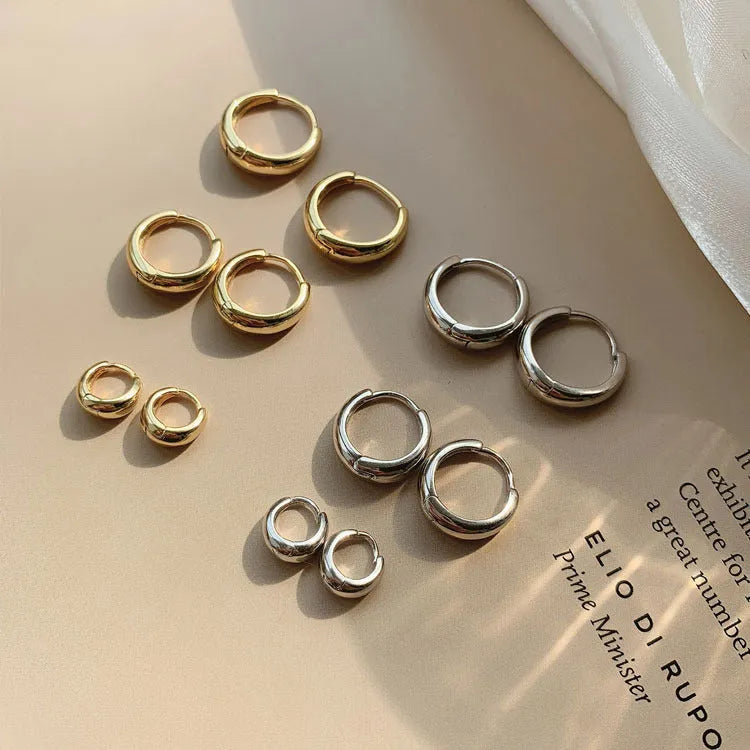 Women's minimalist geometric water drop earrings in gold or silver finish