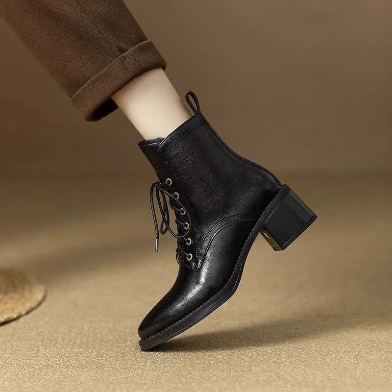 Black women's pointed-toe ankle boots with a PU upper and a 5.5cm heel on a plain background.