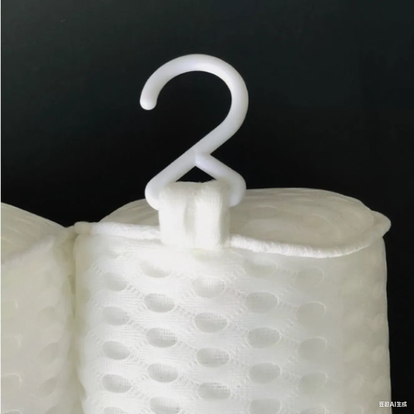 White bathtub pillow with 4D mesh fabric and 7 suction cups on a 3D material base.