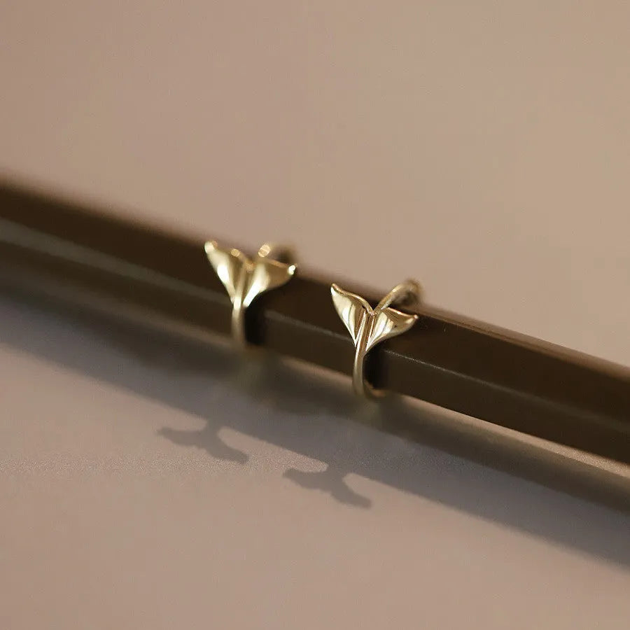 S925 sterling silver fishtail earrings in gold or white gold colour with 8mm diameter