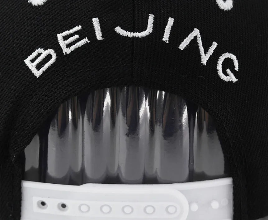 Adjustable cotton baseball hat with letter embroidery in black or white colours