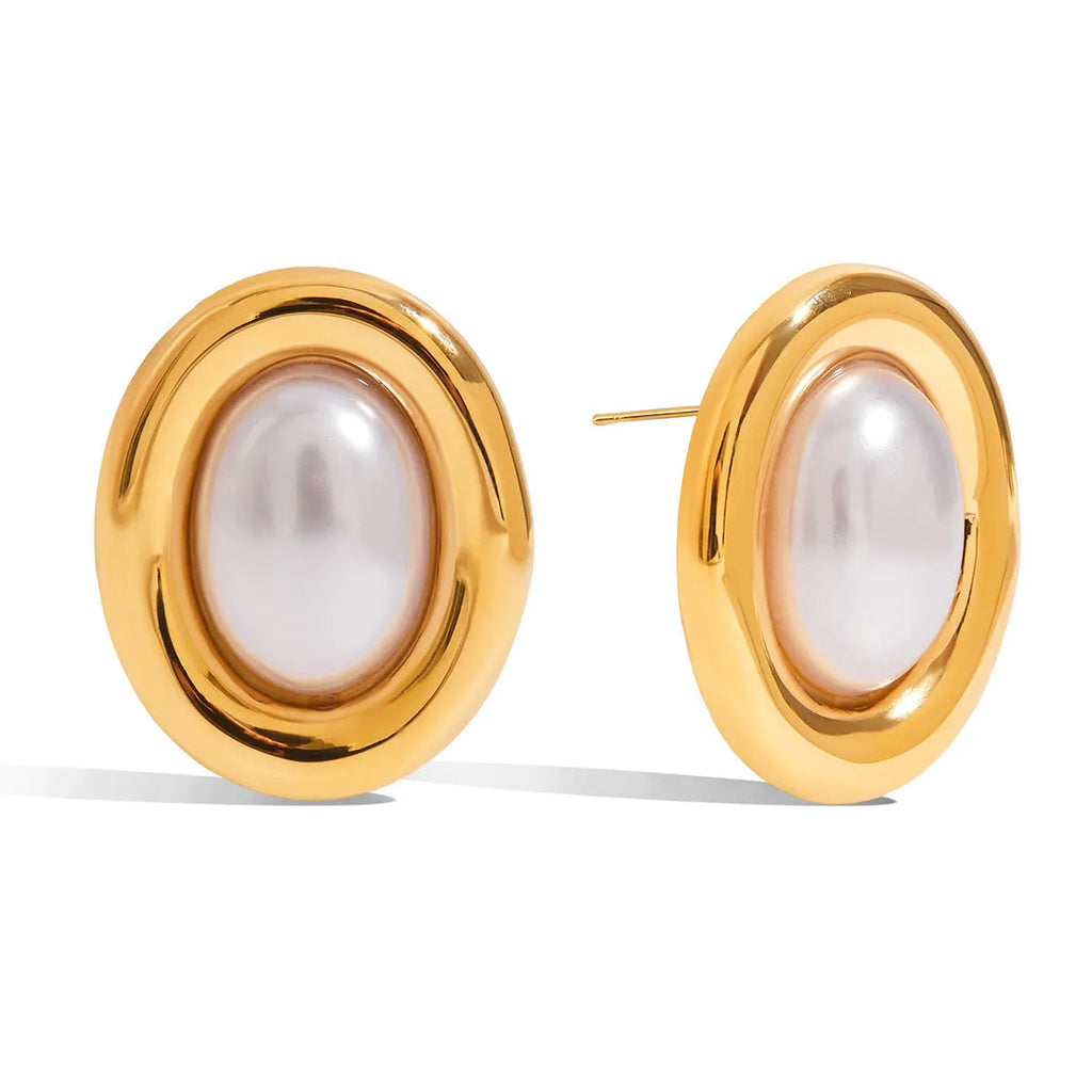 A pair of stainless steel vintage pearl stud earrings with an electroplated finish in colour JDE0305051.